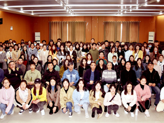 西南大学美术学院著名版画家戴政生教授应邀到bat365美术学院讲学