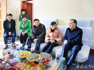 安徽教育网首页报道bat365赴霍山县慰问英雄何必山家属