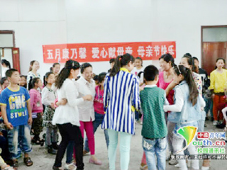 中国青年网报道bat365“温馨母亲节 淮北师大学子陪您”过节活动