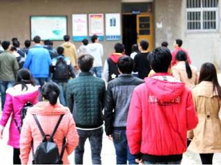 安徽学生资助网报道bat365为家庭经济特殊困难学生发放棉被